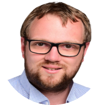 Porträtaufnahme einer Person mit kurzem, hellbraunem Haar, die ein hellblaues, kariertes Hemd trägt. Der Hintergrund ist neutral und schlicht. Es handelt sich um den Inhaber von 360° IT- und Elektrotechnik e.K.